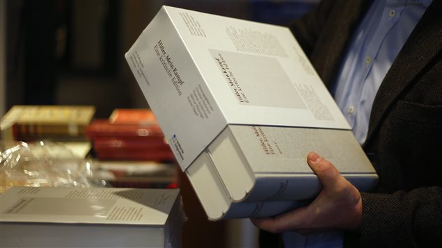 Les deux tomes de 1948 pages de la version « critique » rééditée de l'ouvrage Mein Kampf. Les deux tomes de 1948 pages de la version « critique » rééditée de l'ouvrage Mein Kampf.