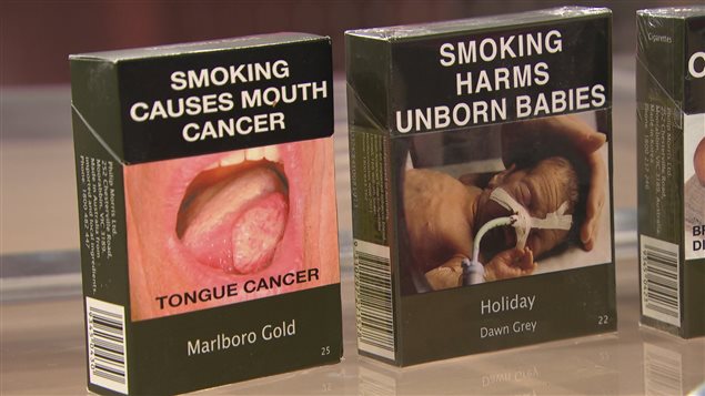 Les paquets de cigarettes neutres en Australie ont la même apparence d'une marque à l'autre. Les paquets de cigarettes neutres en Australie ont la même apparence d'une marque à l'autre.