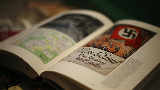 La version rééditée de Mein Kampf dans une librairie en Allemagne. La version rééditée de Mein Kampf dans une librairie en Allemagne.