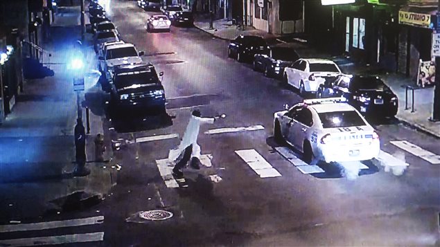 Cette image extraite d'une vidéo de surveillance montre Andrew Archer ouvrant le feu sur le policier Jessie Hartnett dans la nuit de jeudi à vendredi, à Philadelphie. Cette image extraite d'une vidéo de surveillance montre Andrew Archer ouvrant le feu sur le policier Jessie Hartnett dans la nuit de jeudi à vendredi, à Philadelphie.