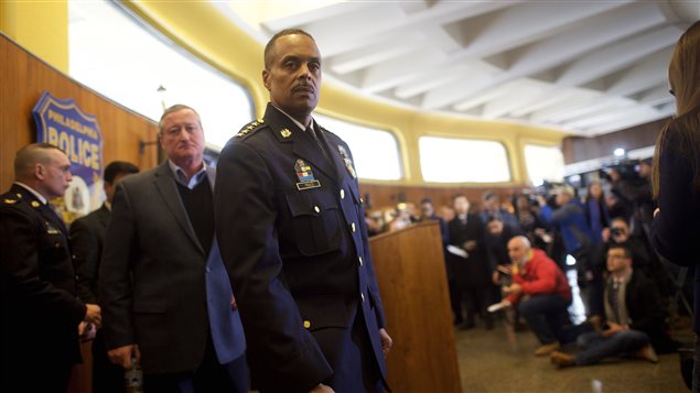 Le chef de police Richard Ross, suivi du maire de Philadelphie, Jim Kenney, à fin de la conférence de presse vendredi après-midi. Le chef de police Richard Ross, suivi du maire de Philadelphie, Jim Kenney, à fin de la conférence de presse vendredi après-midi.