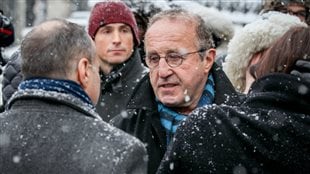 L'ex-chef d'antenne de Radio-Canada, Bernard Derome, fait partie des personnalités publiques qui ont assisté aux funérailles de Jean-Paul L'Allier. L'ex-chef d'antenne de Radio-Canada, Bernard Derome, fait partie des personnalités publiques qui ont assisté aux funérailles de Jean-Paul L'Allier.
