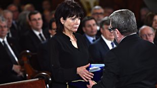 Le maire de Québec, Régis Labeaume, offre un drapeau de la Ville de Québec à la femme de Jean-Paul L'Allier, Johanne Mongeau Le maire de Québec, Régis Labeaume, offre un drapeau de la Ville de Québec à la femme de Jean-Paul L'Allier, Johanne Mongeau