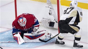 Mike Condon se dresse devant Sidney Crosby en première période. Mike Condon se dresse devant Sidney Crosby en première période.