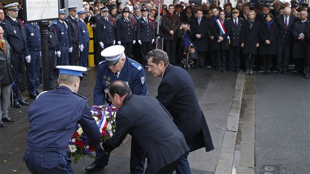 Le président François Hollande dépose des fleurs à la mémoire de la policière Clarissa Jean-Philippe, morte lors des attentats de Paris de janvier 2015. Le président François Hollande dépose des fleurs à la mémoire de la policière Clarissa Jean-Philippe, morte lors des attentats de Paris de janvier 2015.