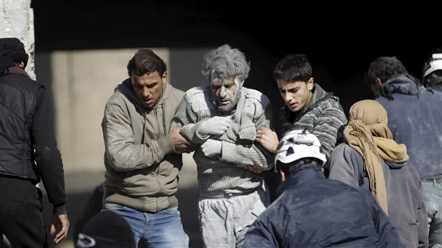 Un survivant d'un site bombardé en Syrie. Un survivant d'un site bombardé en Syrie.