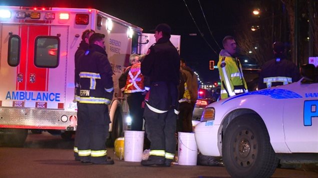 Des ambulanciers ont été appelés pour soigner les réfugiés syriens victimes d'une attaque au poivre de Cayenne, le soir du 8 janvier, à Vancouver. Des ambulanciers ont été appelés pour soigner les réfugiés syriens victimes d'une attaque au poivre de Cayenne, le soir du 8 janvier, à Vancouver.