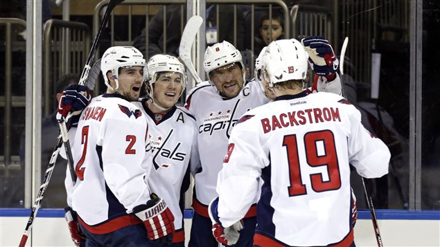 Alexandre Ovechkin célèbre son premier but du match entouré de ses coéquipiers Alexandre Ovechkin célèbre son premier but du match entouré de ses coéquipiers