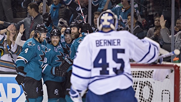 Les Sharks célèbrent un de leurs sept buts marqués aux dépens de Jonathan Bernier Les Sharks célèbrent un de leurs sept buts marqués aux dépens de Jonathan Bernier