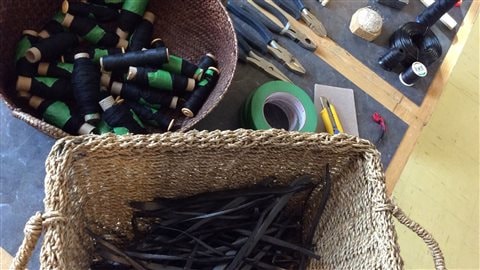 Les barquettes ont été découpées, devenant une fibre à intégrer à un ouvrage tissé Les barquettes ont été découpées, devenant une fibre à intégrer à un ouvrage tissé