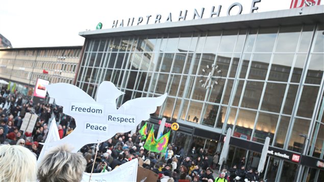 Une marche contre le racisme et le sexisme dans la foulée des agressions du Nouvel An a eu lieu à Cologne samedi 9 janvier. Une marche contre le racisme et le sexisme dans la foulée des agressions du Nouvel An a eu lieu à Cologne samedi 9 janvier.