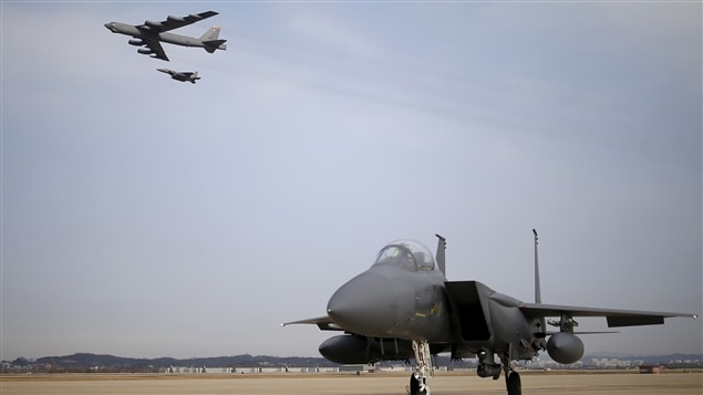 Le bombardier à longue portée, capable de transporter des armes nucléaires, a été vu dimanche survolant la base aérienne d'Osan, au sud de Séoul. Le bombardier à longue portée, capable de transporter des armes nucléaires, a été vu dimanche survolant la base aérienne d'Osan, au sud de Séoul.