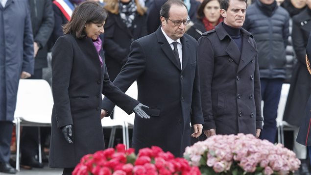 Le président François Hollande, accompagnée de la mairesse Anne Hidalgo et du ministre Manuel Valls, rend hommage aux victimes des attentats de Paris. Le président François Hollande, accompagnée de la mairesse Anne Hidalgo et du ministre Manuel Valls, rend hommage aux victimes des attentats de Paris.