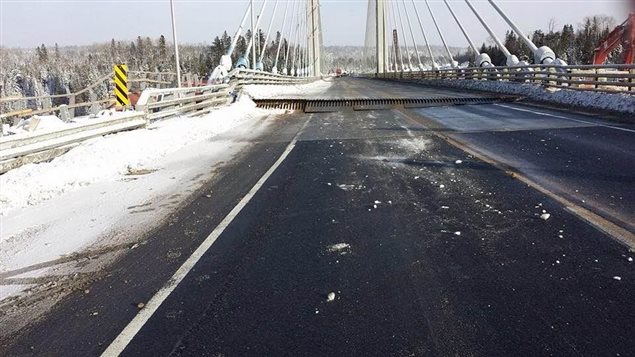 Le pont de la rivière Nipigon, dans le nord de l'Ontario, a cédé. Le pont de la rivière Nipigon, dans le nord de l'Ontario, a cédé.