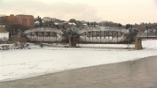 Des nuages de fumée entourent la structure du pont Traffic de Saskatoon. Des nuages de fumée entourent la structure du pont Traffic de Saskatoon.