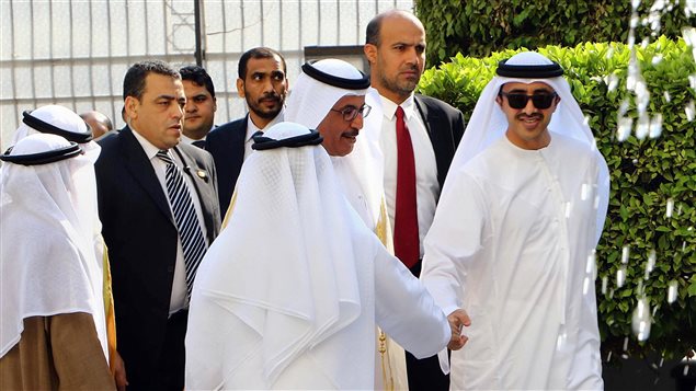 Le ministre émirati des Affaires étrangères Cheikh Abdullah bin Zayed Al Nahyan assiste à une séance d'urgence de la Ligue arabe au Caire, en Égypte. Le ministre émirati des Affaires étrangères Cheikh Abdullah bin Zayed Al Nahyan assiste à une séance d'urgence de la Ligue arabe au Caire, en Égypte.