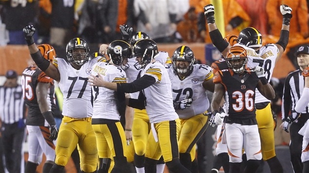 Les Steelers célèbrent le placement de 35 verges qui leur a permis d'arracher la victoire. Les Steelers célèbrent le placement de 35 verges qui leur a permis d'arracher la victoire.