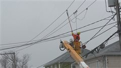 Technicien d'Hydro-Québec au travail Technicien d'Hydro-Québec au travail