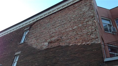 Le sommet de ce mur de briques s'est effondré sur la chaussée à l'angle des rues Ontario et Dorion. Le sommet de ce mur de briques s'est effondré sur la chaussée à l'angle des rues Ontario et Dorion.