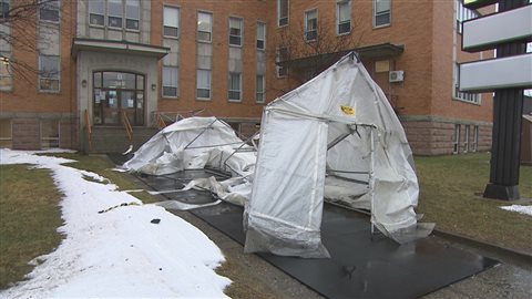 Cet abri du CLSC de Matane n'a pas résisté aux vents. Cet abri du CLSC de Matane n'a pas résisté aux vents.