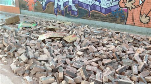 Un mur de briques s'est effondré à l'angle des rues Ontario et Dorion. Un mur de briques s'est effondré à l'angle des rues Ontario et Dorion.