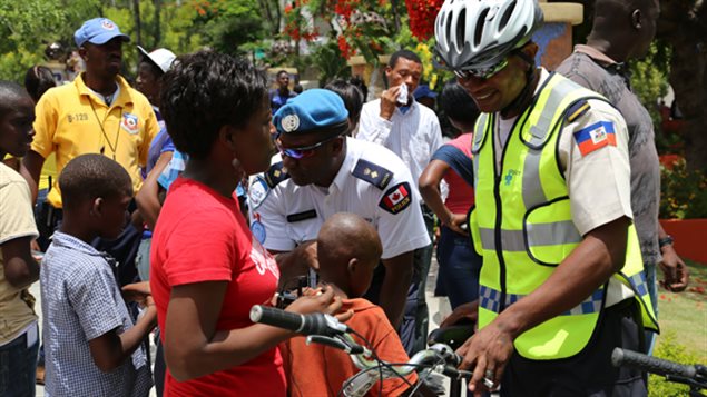 policier-velo-haiti policier-velo-haiti