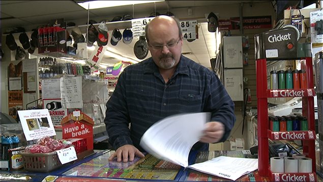 Lance Perkins consulte son relevé de carte de crédit comprenant des frais de près de 8000 $ pour des achats reliés aux jeux. Lance Perkins consulte son relevé de carte de crédit comprenant des frais de près de 8000 $ pour des achats reliés aux jeux.