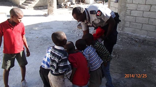 policier-orphelins-haiti policier-orphelins-haiti