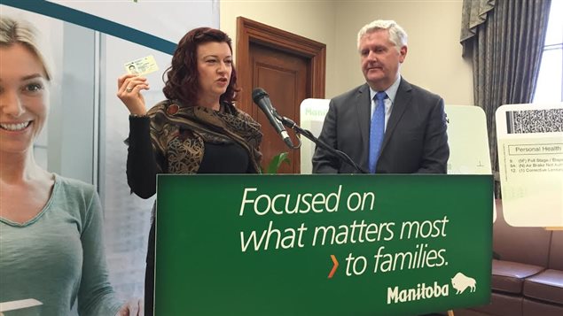À Winnipeg, la ministre de la Santé Sharon Blady et le ministre de la Justice Gord Mackintosh ont annoncé lundi l'approbation d'une nouvelle carte d'identité multifonction. À Winnipeg, la ministre de la Santé Sharon Blady et le ministre de la Justice Gord Mackintosh ont annoncé lundi l'approbation d'une nouvelle carte d'identité multifonction.