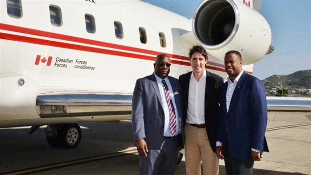 Justin Trudeau avec le premier ministre Timothy Harris (g) et Mark Brantley, le ministre des Affaires étrangères de St-Kitts et Nevis. Justin Trudeau avec le premier ministre Timothy Harris (g) et Mark Brantley, le ministre des Affaires étrangères de St-Kitts et Nevis.