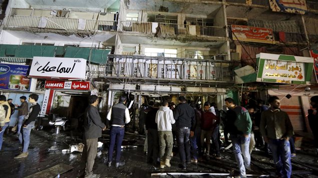 Des Irakiens rassemblés sur le site du centre commercial de Bagdad dont l'attaque a été revendiquée lundi par l'État islamique. Des Irakiens rassemblés sur le site du centre commercial de Bagdad dont l'attaque a été revendiquée lundi par l'État islamique.