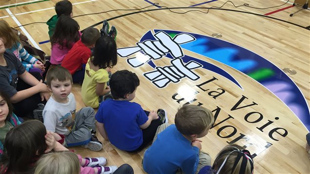 Des élèves lors de l'inauguration de l'École communautaire la Voie du Nord à Thompson, au Manitoba Des élèves lors de l'inauguration de l'École communautaire la Voie du Nord à Thompson, au Manitoba