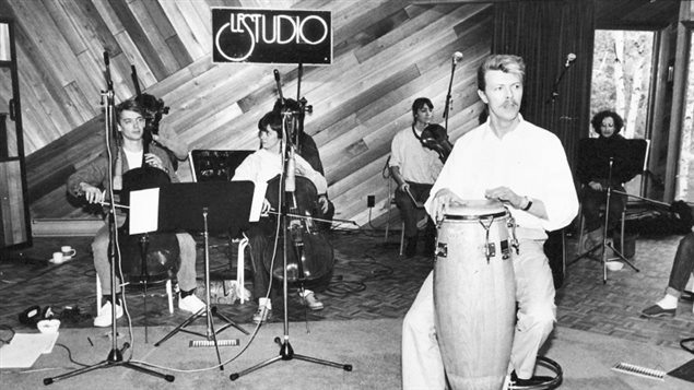 David Bowie en séance d'enregistrement à Morin-Heights dans Le studio d'André Perry. David Bowie en séance d'enregistrement à Morin-Heights dans Le studio d'André Perry.