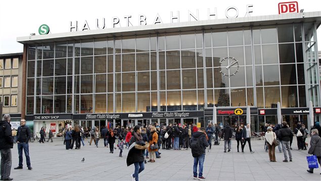 Selon le ministre Jäger, près d'un millier d'hommes provenant de pays arabes ou d'Afrique du Nord se sont rassemblés devant la gare de Cologne la nuit du Nouvel An. Selon le ministre Jäger, près d'un millier d'hommes provenant de pays arabes ou d'Afrique du Nord se sont rassemblés devant la gare de Cologne la nuit du Nouvel An.