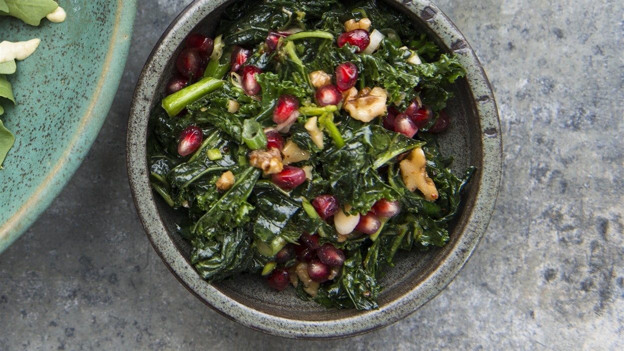 La salade de chou frisé, de grenade et de noix d’Ethné de Vienne La salade de chou frisé, de grenade et de noix d’Ethné de Vienne
