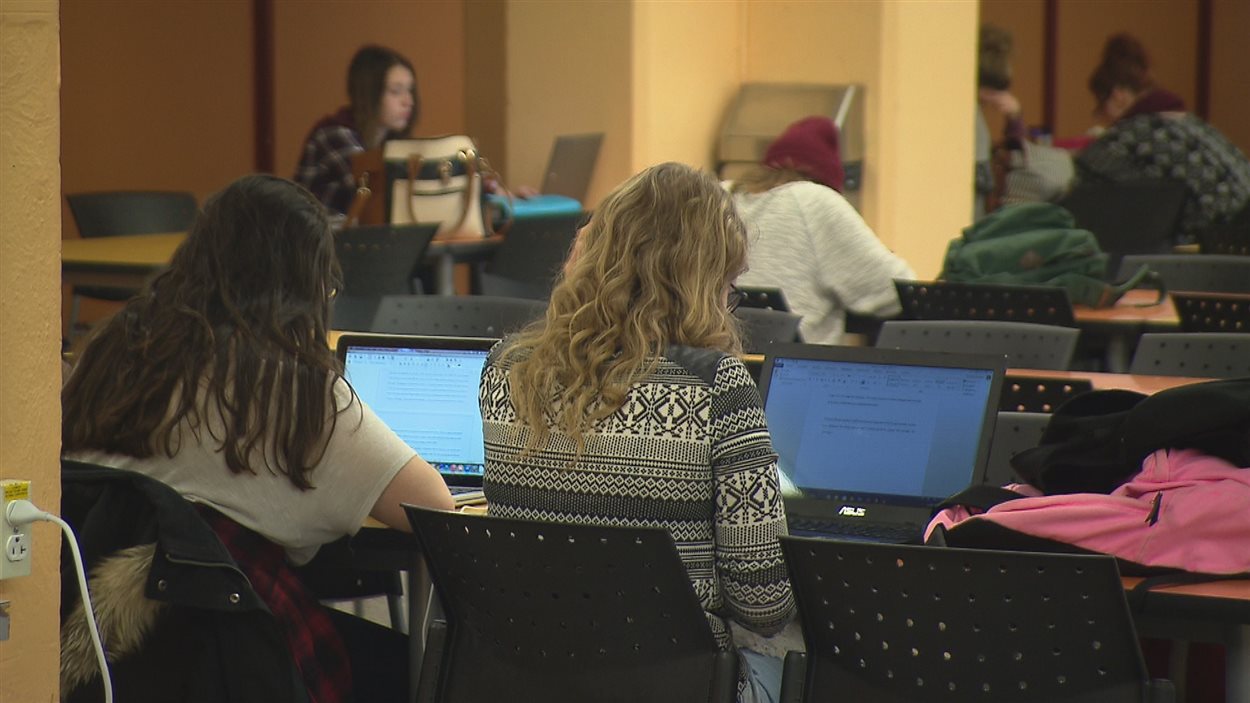 Des étudiantes au travail.