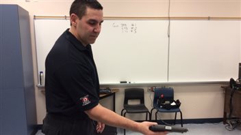 Le simulateur est synchronisé avec une arme à feu qui émet un laser Le simulateur est synchronisé avec une arme à feu qui émet un laser