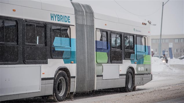La STO teste le premier autobus articulé hybride fabriqué au Québec. La STO teste le premier autobus articulé hybride fabriqué au Québec.