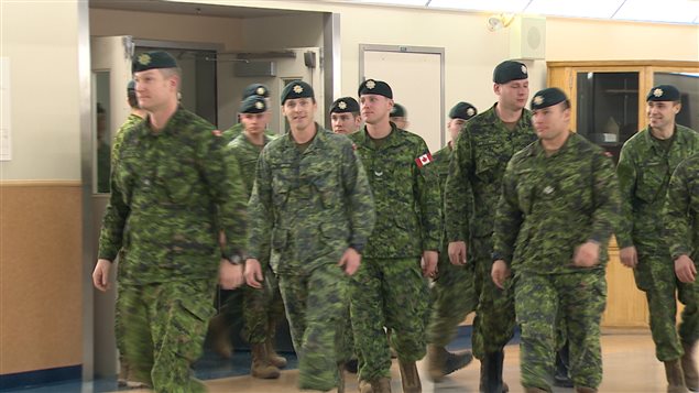 De retour au pays après une mission de sélection des réfugiés syriens, des militaires canadiens arrivent à la base de Gagetown, au Nouveau-Brunswick. De retour au pays après une mission de sélection des réfugiés syriens, des militaires canadiens arrivent à la base de Gagetown, au Nouveau-Brunswick.