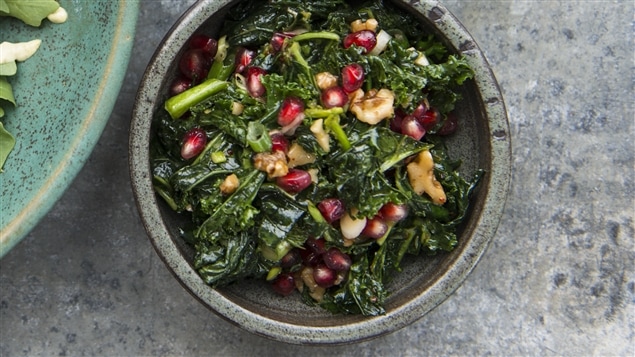 La salade de chou frisé, de grenade et de noix d’Ethné de Vienne La salade de chou frisé, de grenade et de noix d’Ethné de Vienne