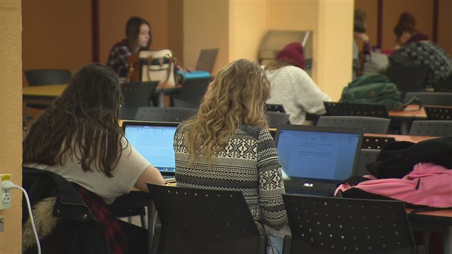 Des étudiantes au travail. Des étudiantes au travail.