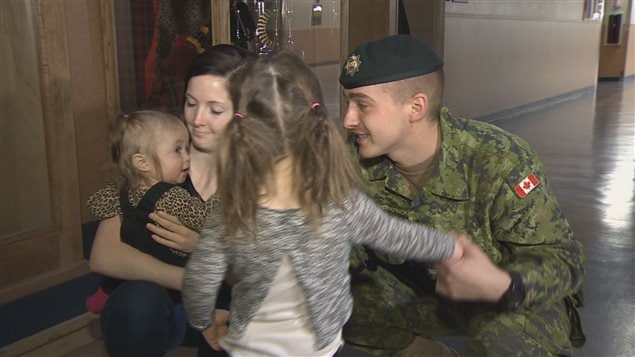 52 militaires de la base militaire de Gagetown sont revenus d'une mission au Proche-Orient, où ils contribuaient au traitement des demandes de réfugiés syriens. 52 militaires de la base militaire de Gagetown sont revenus d'une mission au Proche-Orient, où ils contribuaient au traitement des demandes de réfugiés syriens.