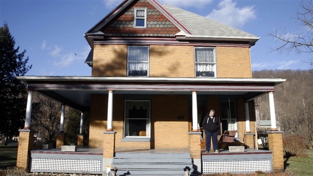 Scott Lloyd devant sa maison qui a été utilisée dans le film « Le silence des agneaux » Scott Lloyd devant sa maison qui a été utilisée dans le film « Le silence des agneaux »