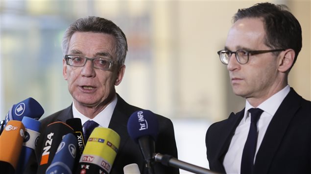 Les ministres Thomas de Maizière et Heiko Maas ont annoncé le plan du gouvernement mardi. Les ministres Thomas de Maizière et Heiko Maas ont annoncé le plan du gouvernement mardi.