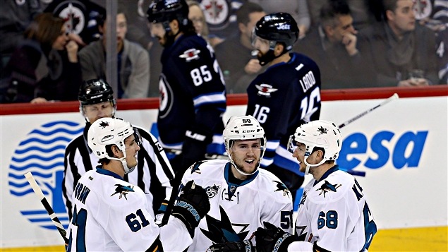 Chris Tierney (au centre) a inscrit le premier but du match Chris Tierney (au centre) a inscrit le premier but du match