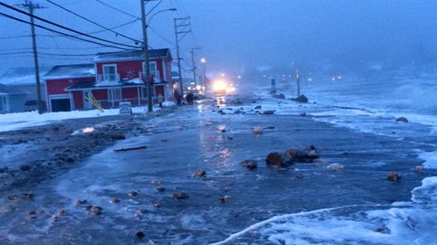 L'eau de la mer est montée jusqu'à la route à Mont-Louis et ailleurs en Haute-Gaspésie L'eau de la mer est montée jusqu'à la route à Mont-Louis et ailleurs en Haute-Gaspésie