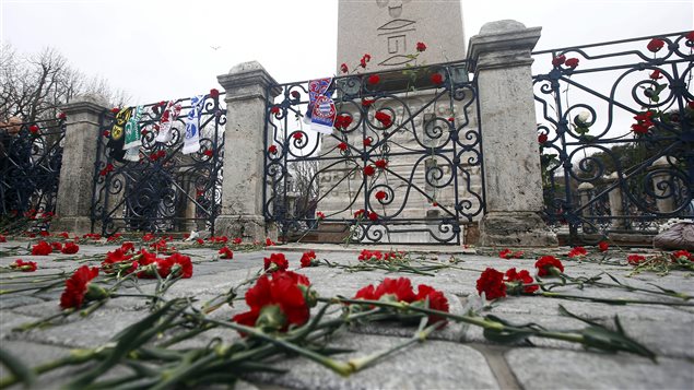 Des fleurs sont déposées devant le lieu de l'attentat de la place Sultanahmet à Istanbul Des fleurs sont déposées devant le lieu de l'attentat de la place Sultanahmet à Istanbul