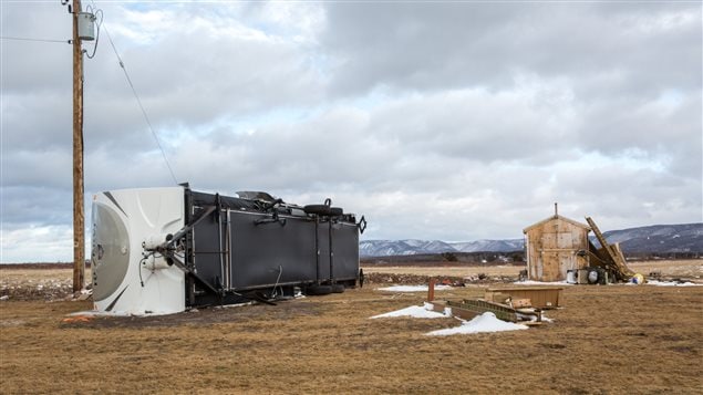 Des vents de 160 km/h ont renversé cette roulotte sur l’île de Chéticamp, en Nouvelle-Écosse mercredi matin. Des vents de 160 km/h ont renversé cette roulotte sur l’île de Chéticamp, en Nouvelle-Écosse mercredi matin.