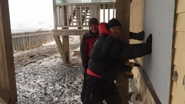 Les gens du centre culturel Le griffon se préparent à la tempête. Les gens du centre culturel Le griffon se préparent à la tempête.