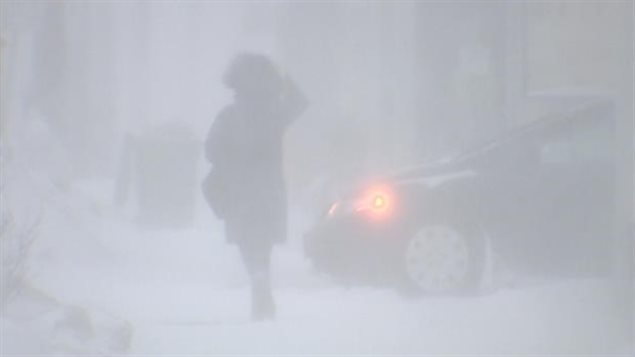 Une dame marche dans la poudrerie Une dame marche dans la poudrerie